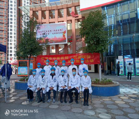 臨滄市中醫(yī)醫(yī)院深入社區(qū)開展“我為群眾辦實(shí)事、民族團(tuán)結(jié)緊相擁”
