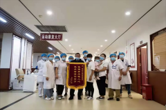 “服務(wù)暖人心，患者贈錦旗”——臨滄市中醫(yī)醫(yī)院康復(fù)科再獲錦旗